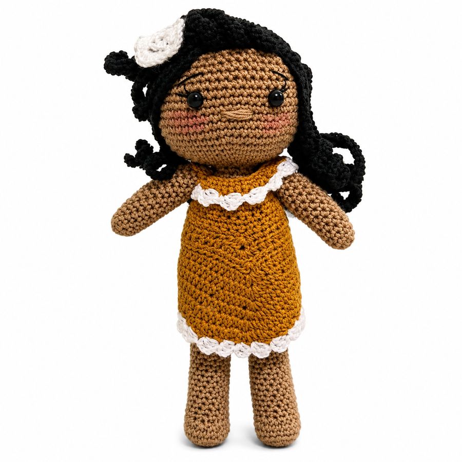 Muñeca amigurumi con vestido mostaza y lazo blanco