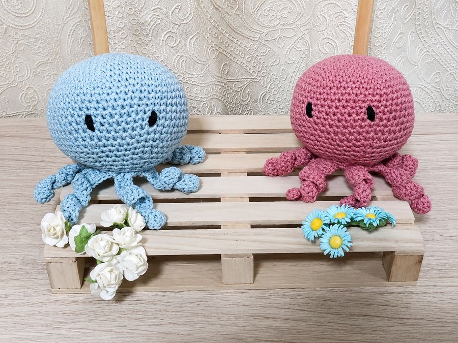 Pareja de amigurumis de pulpo en azul y rosa