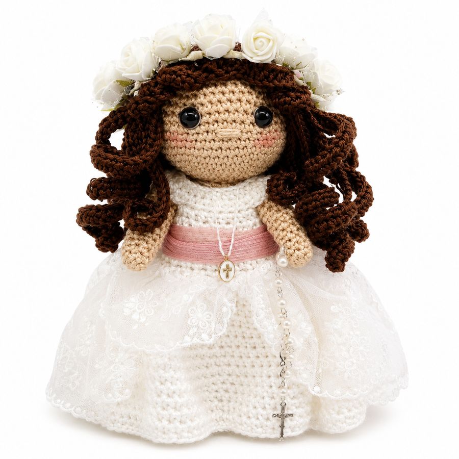 Muñeca de comunión con corona de rosas blancas y fajín rosa