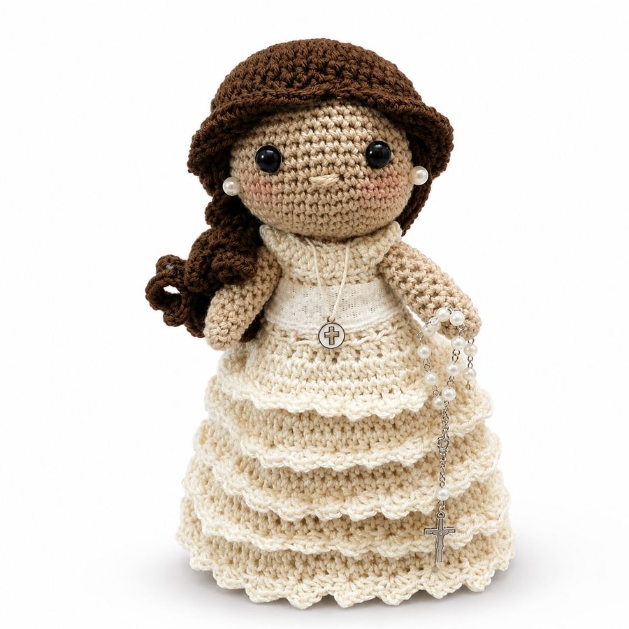 Muñeca de comunión con velo corto y medalla de cruz