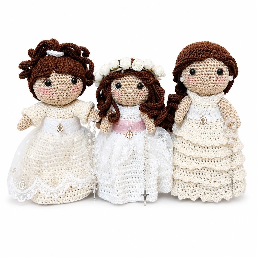 Trío de muñecas de comunión con vestidos de tul y rosarios