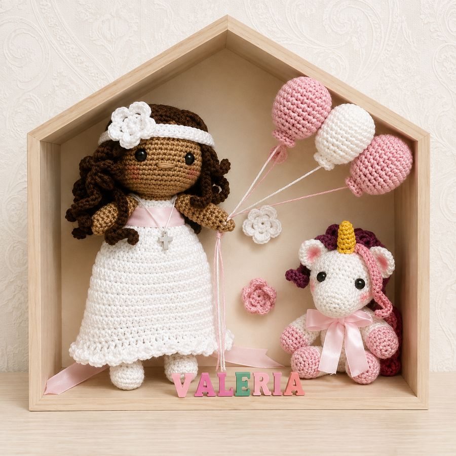 Vitrina de comunión personalizada con nombre, globos y unicornio amigurumi