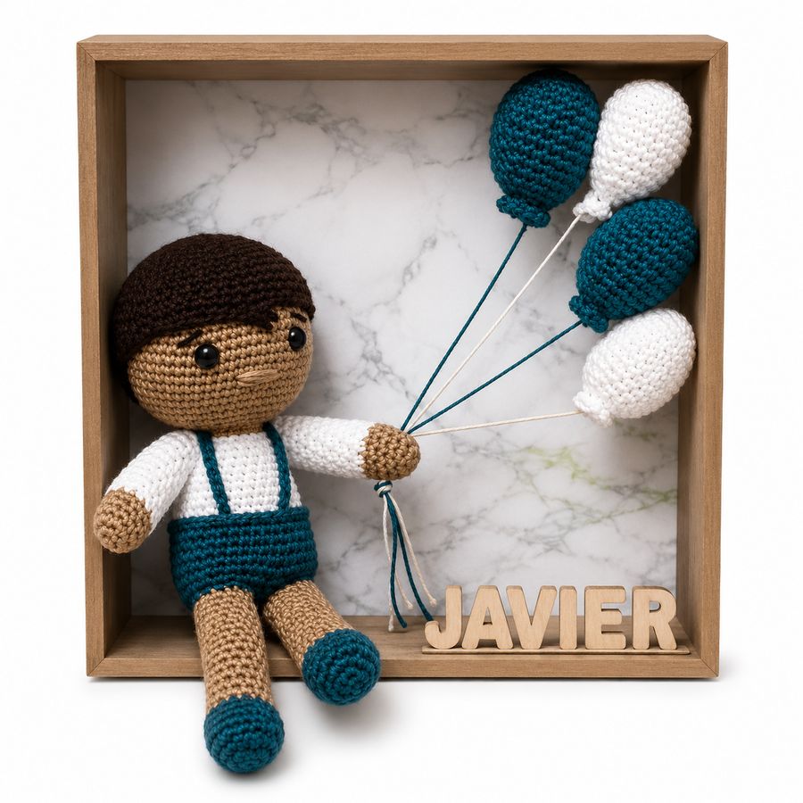 Muñeco amigurumi de niño personalizado con globos de crochet y nombre en madera